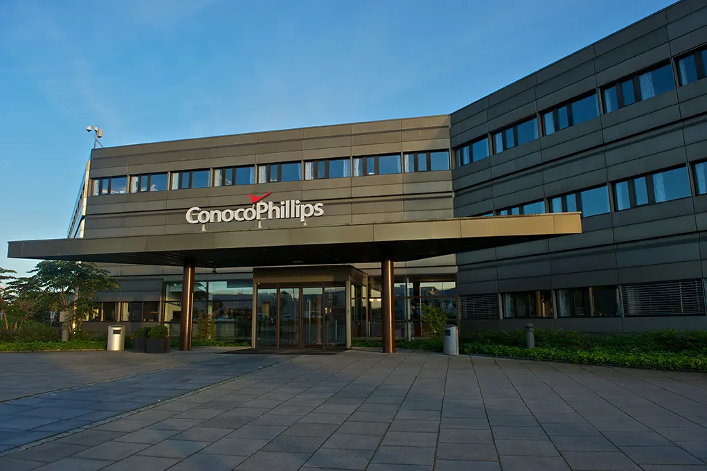 Kontorbygget til ConocoPhillips i Tananger, sett utenfra i kveldslys.